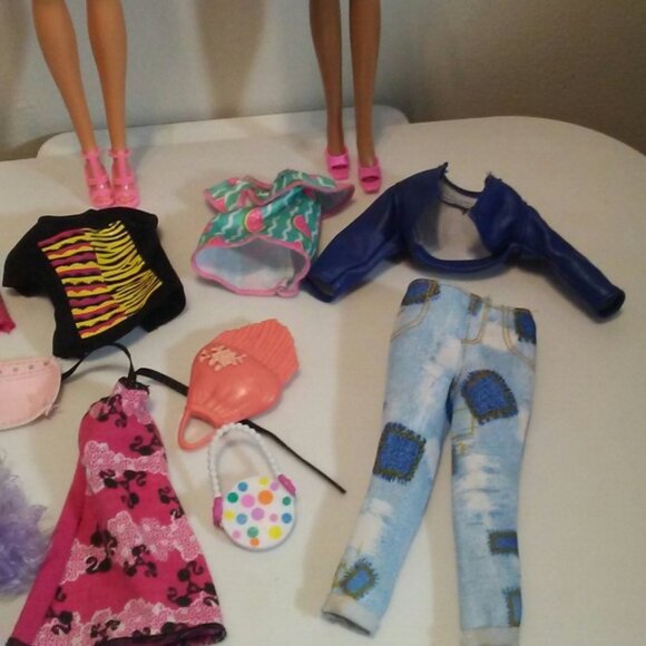 Two Barbies with clothes and accessories - 13 total pieces - Picture 4 of 8